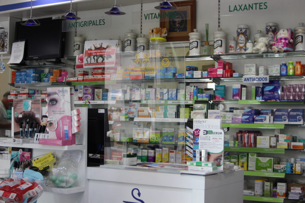 Zona de cobro con medicinas y productos en oferta